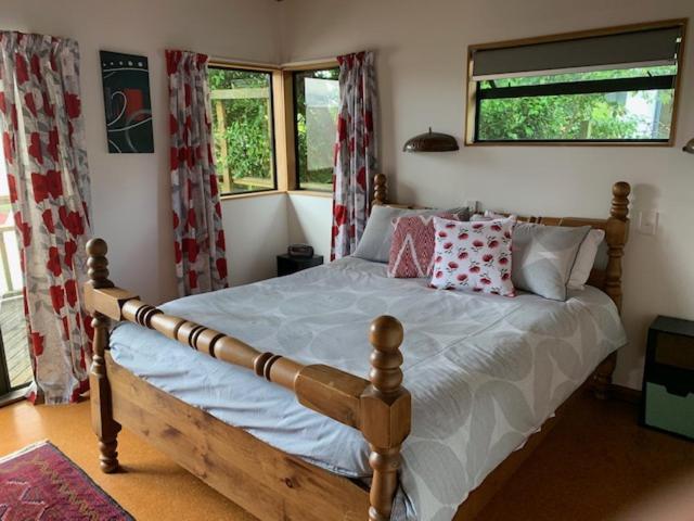 Treetop Hideaway - Taupo Holiday Home מראה חיצוני תמונה