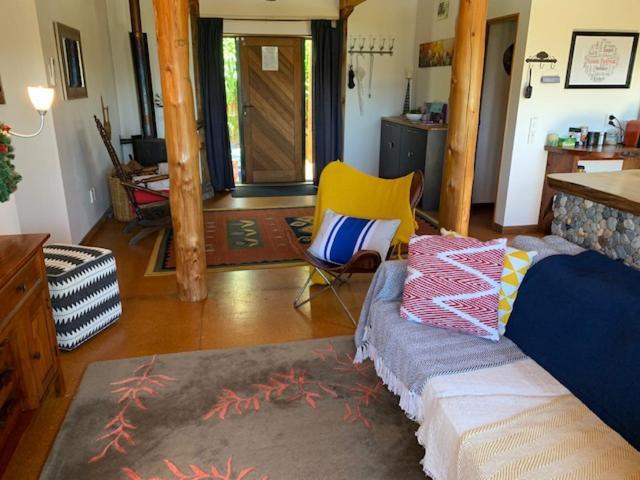Treetop Hideaway - Taupo Holiday Home מראה חיצוני תמונה
