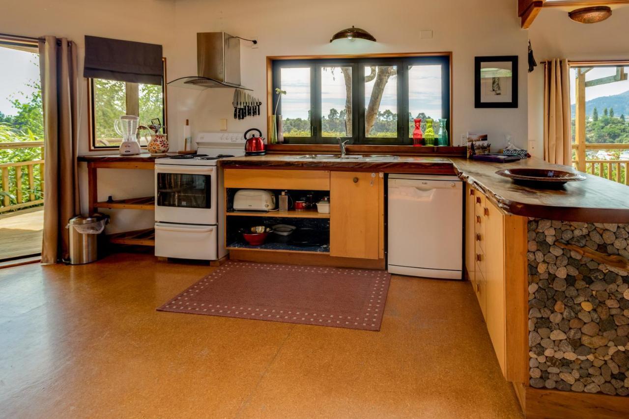 Treetop Hideaway - Taupo Holiday Home מראה חיצוני תמונה