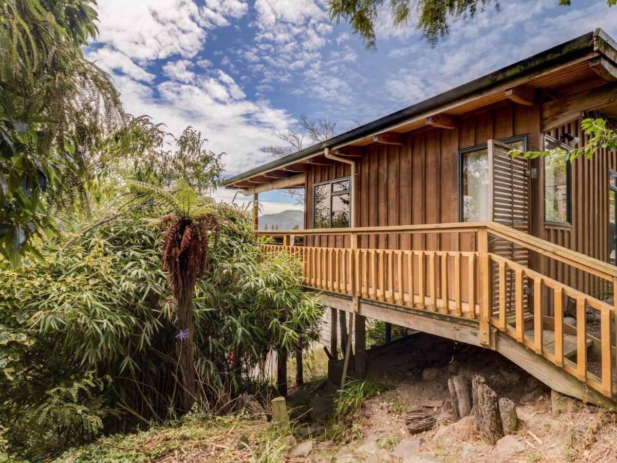 Treetop Hideaway - Taupo Holiday Home מראה חיצוני תמונה