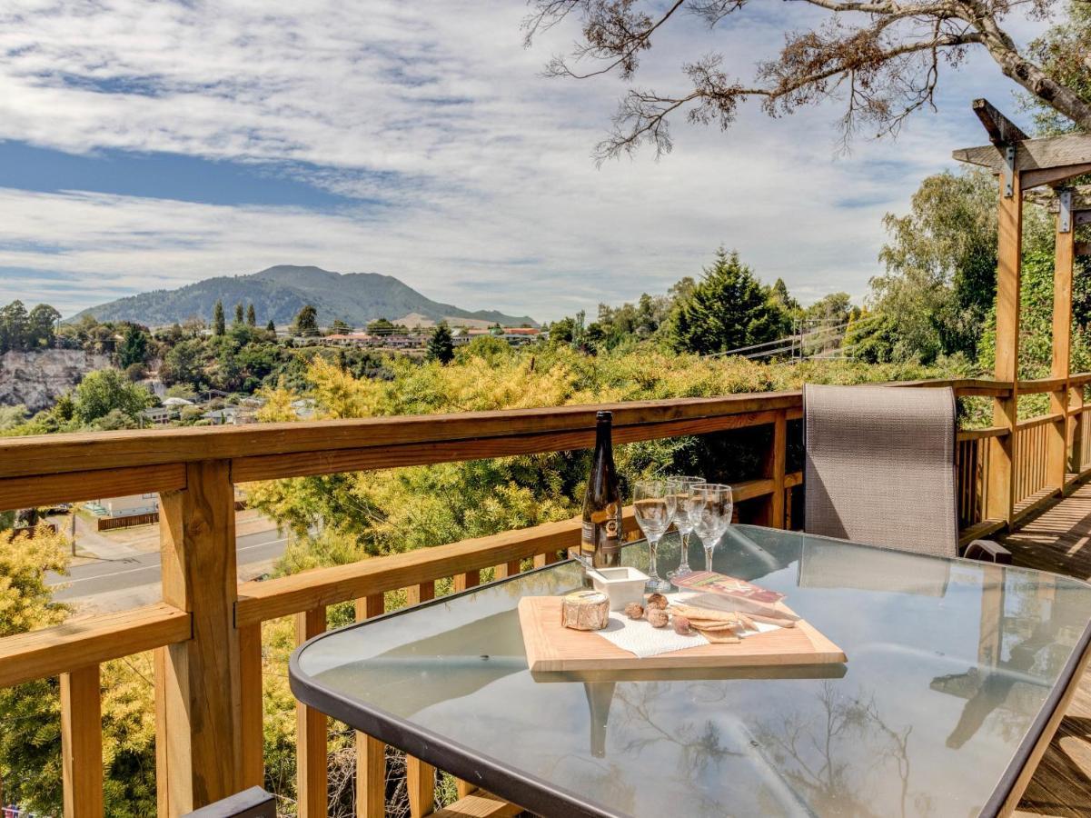 Treetop Hideaway - Taupo Holiday Home מראה חיצוני תמונה