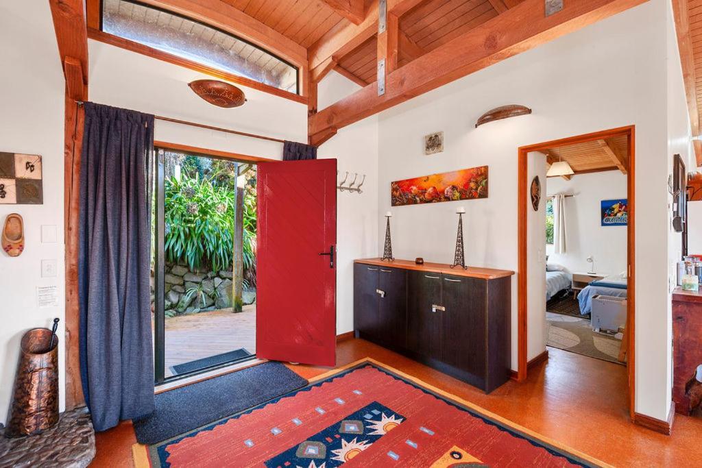 Treetop Hideaway - Taupo Holiday Home מראה חיצוני תמונה