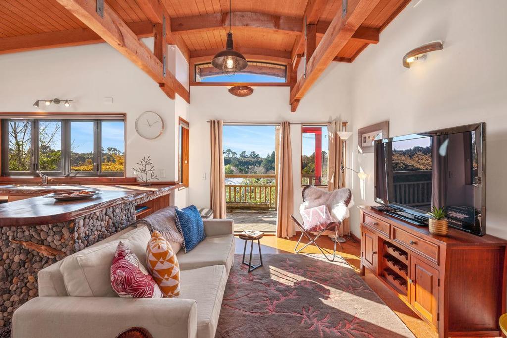 Treetop Hideaway - Taupo Holiday Home מראה חיצוני תמונה