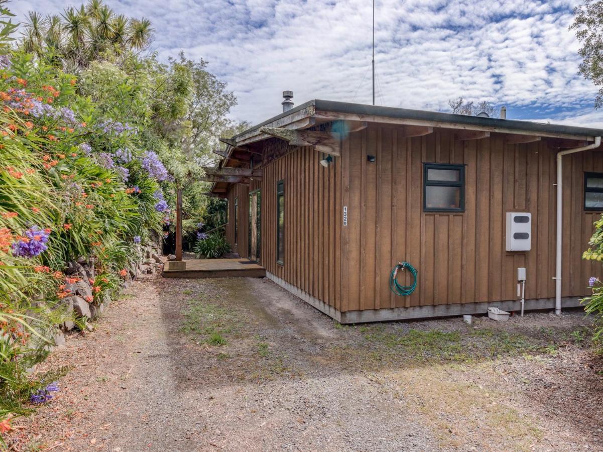 Treetop Hideaway - Taupo Holiday Home מראה חיצוני תמונה